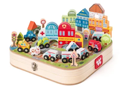 Woody Kufřík s městem a vláčkodráhou