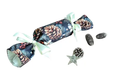 LKV Lomnice Vánoční textilní bonbón - tmavě modrá s motivem šišek