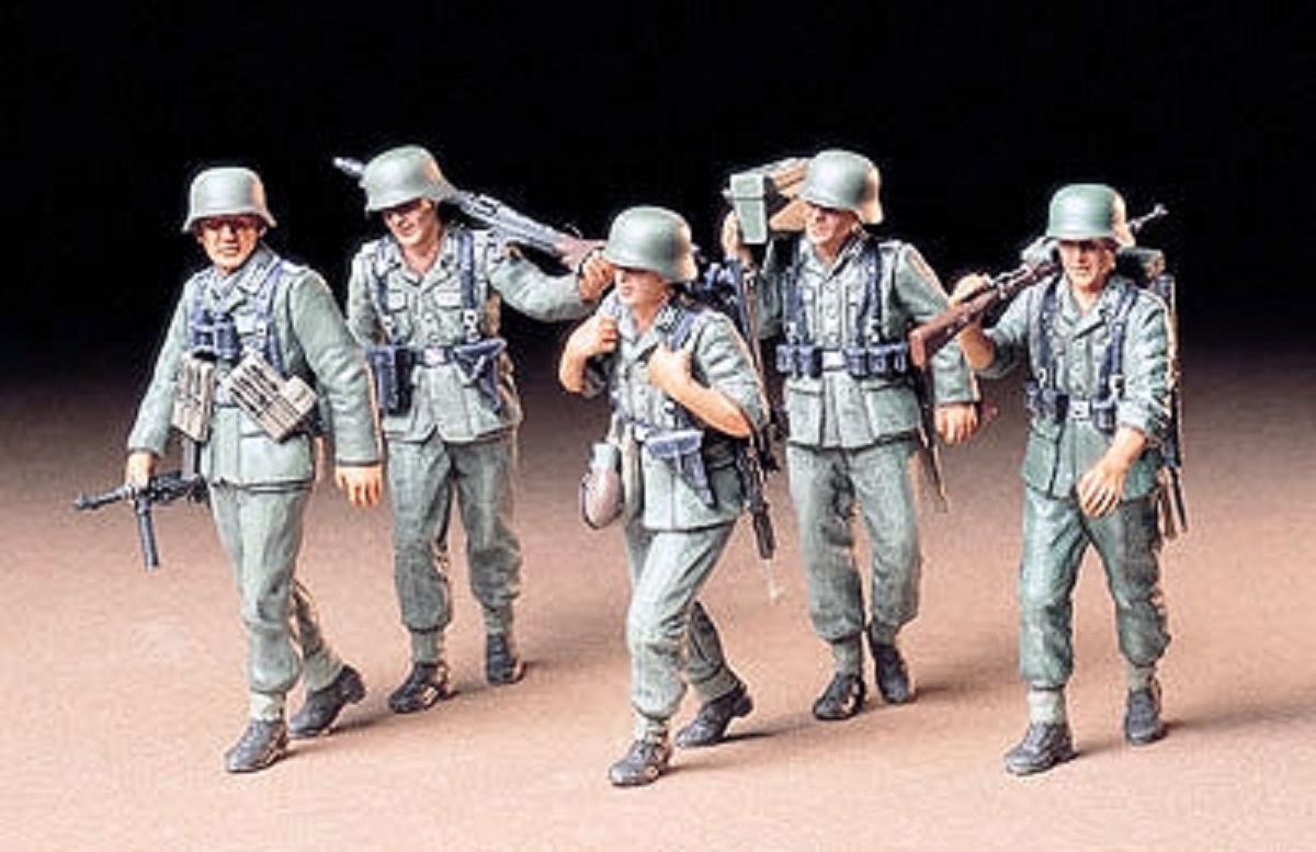 Tamiya German Machine Gun Crew On Maneuver